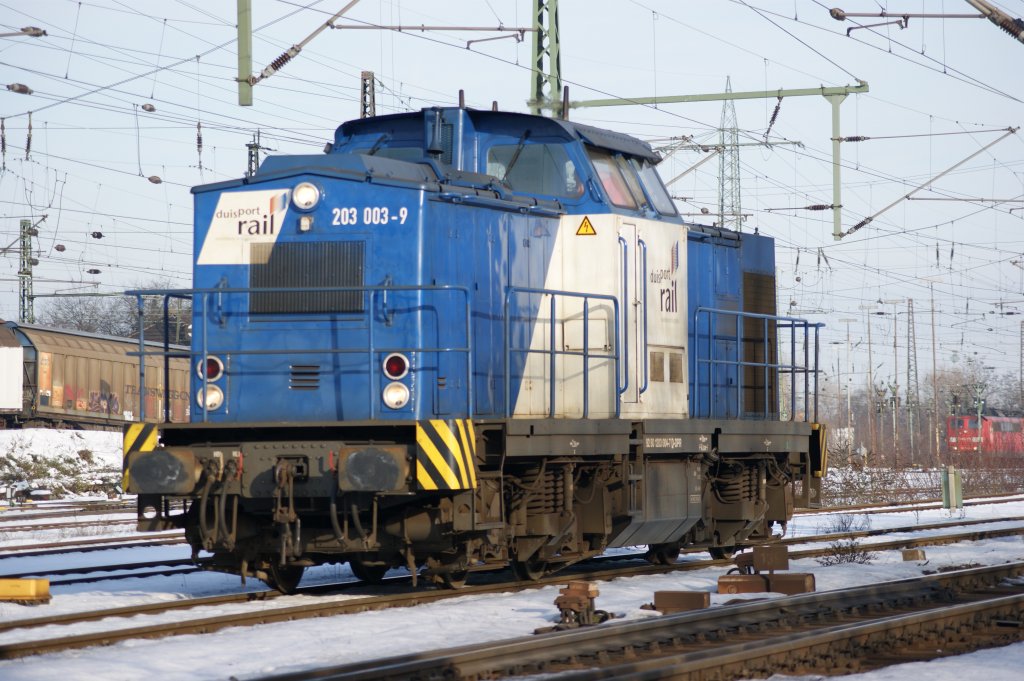203 003-9 von Duisport Rail bei der Durchfahrt in Oberhausen-West am 5.1.2011.