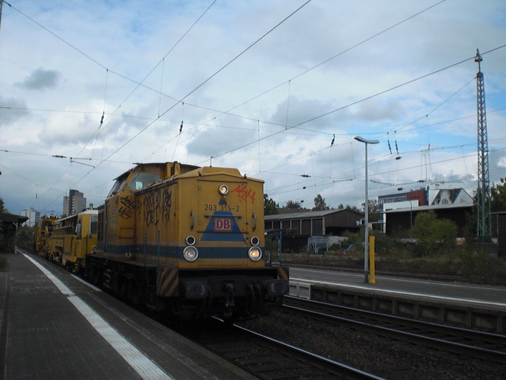 203 315-2 von der (DBG) Deutsche Bahn Gleisbau Gruppe kam am 4.10.2010 in Bonn-Beuel.