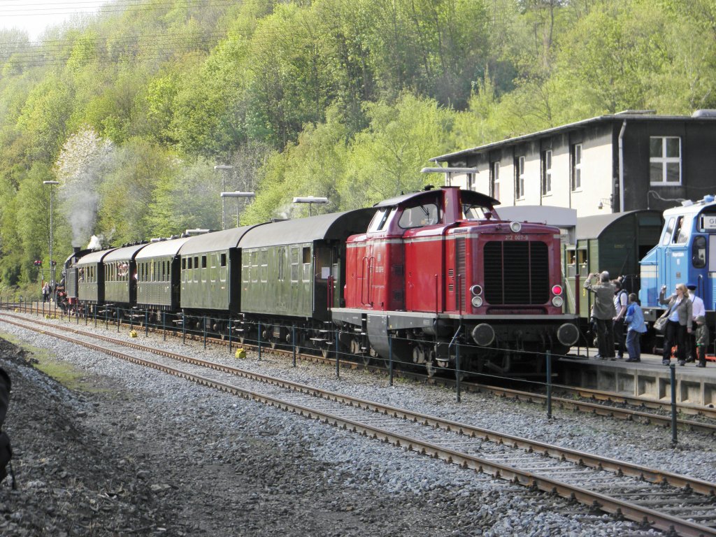 212 007-9 mit dem Pendelzug nach Bochum Hbf am 16.4.2011 in Bochum Dahlhausen