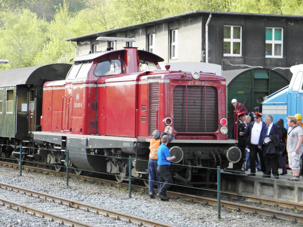212 007-9 mit dem Pendelzug nach Bochum Hbf am 16.4.2011 in Bochum Dahlhausen