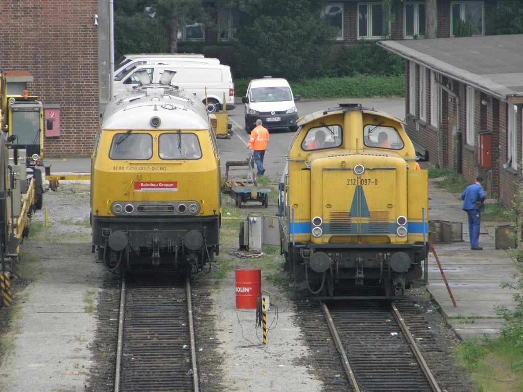 218 287-1 von der DBG neben einer V100 in Duisburg Entenfang am 28.4.2011