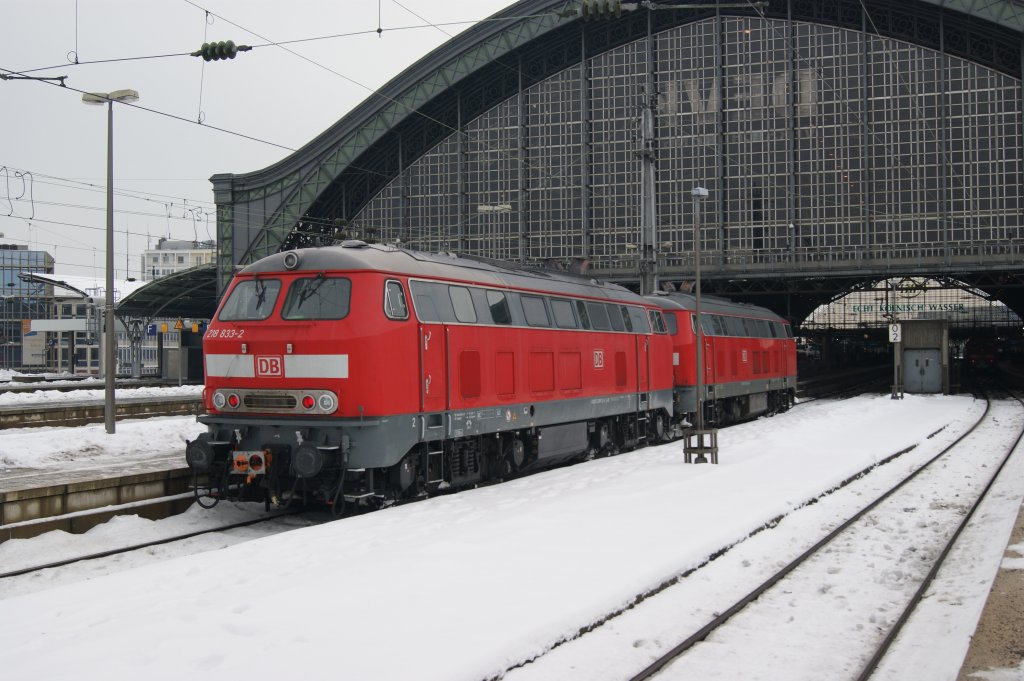 218 833-2 und 218 813-4 Lz in K�ln-Hbf am 27.12.2010.