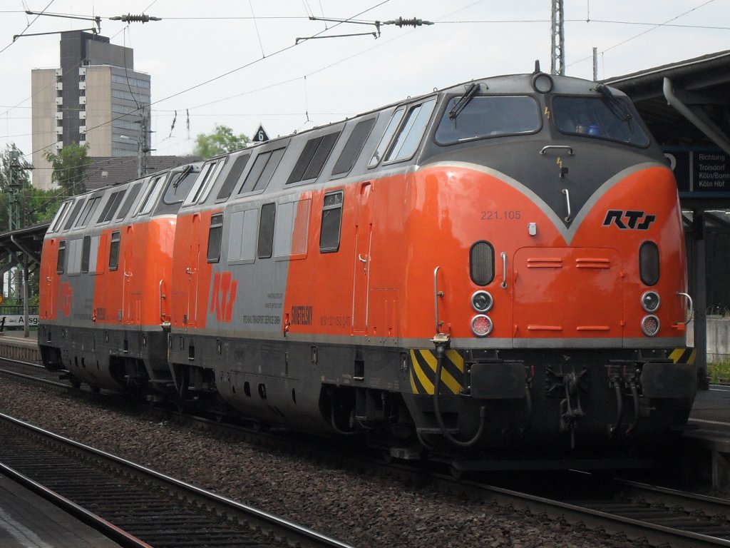 221 105 und eine Schwestermaschine der RTS am 08.07.10. in Beuel.