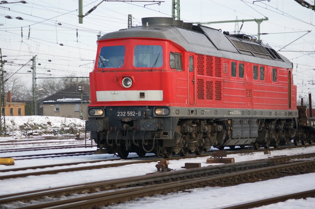 232 592-6 bei der Durchfahrt mit einem G�terzug in Oberhausen-West am 5.1.2011.