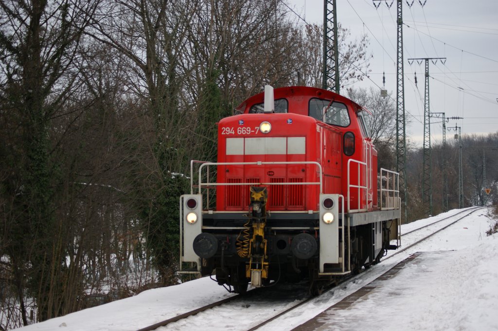 294 669-7 Lz bei der Durchfahrt in K�ln-West auf dem Personenzuggleis am 28.12.2010.
