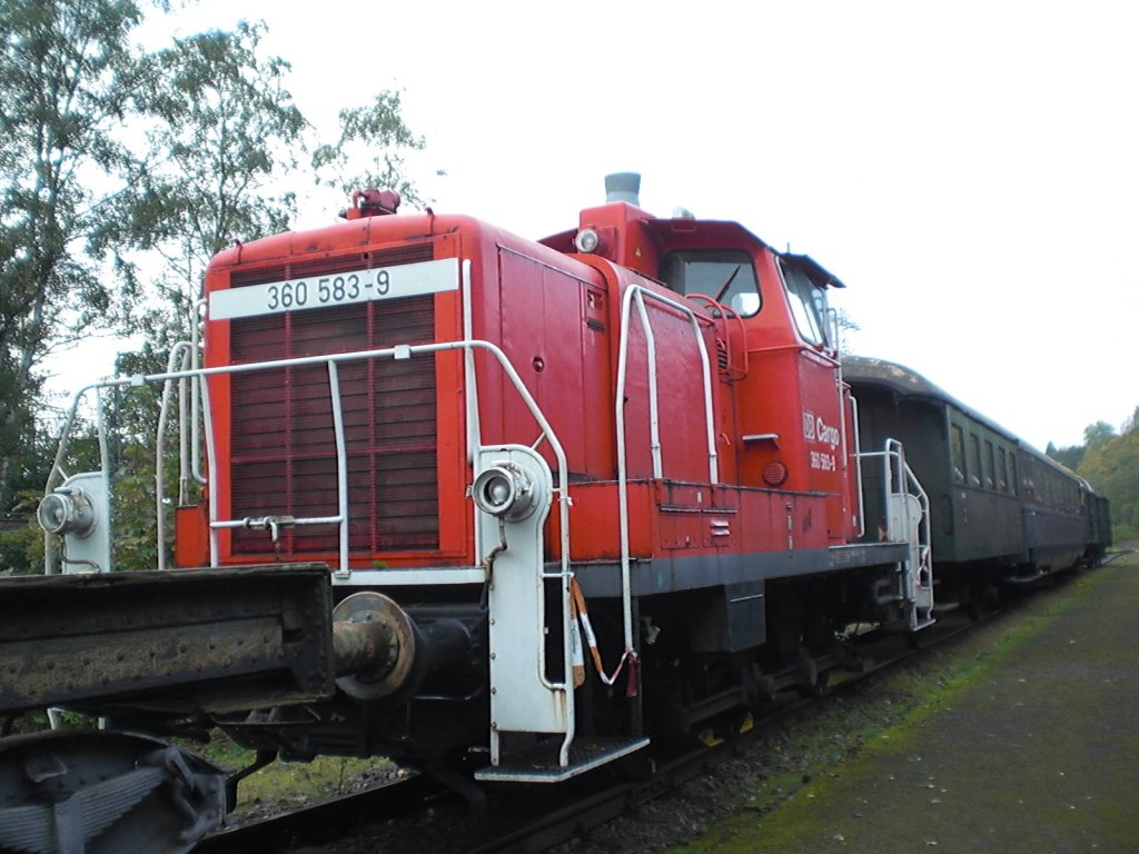 360 583-9 steht ebenfalls im Eisenbahnmuseum in Bochum-Dahlhausen,aber auch diese sch�ne und noch sehr gut erhaltene Diesellok  muss leider  auch noch zur Hauptunertsuchung dises Bild ist vom 19.10.2010.