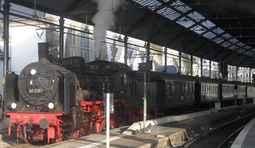 38 2267 am 27.11.10 in Aachen Hbf.