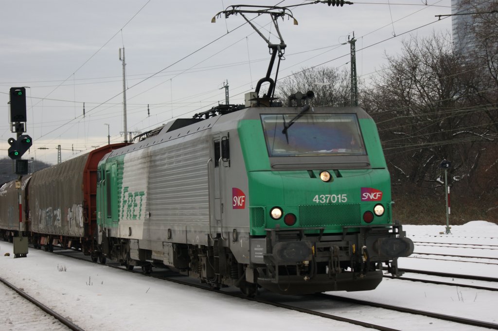 437015 bei der Durchfahrt mit einem gemischten G�terzug in K�ln-West am 28.12.2010.