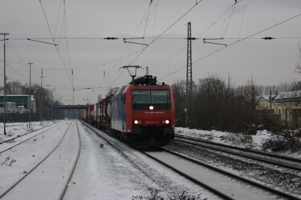 482 034-6 von der SBB Cargo bei der Durchfahrt mit einem Containerzug in Bonn-Beuel am 29.12.2010.