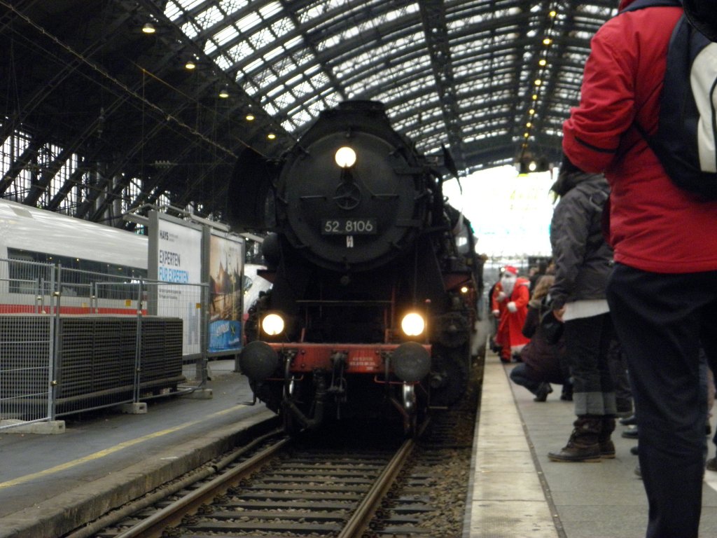 52 8106 mit einem Sonderzug im K�lner Hbf am 11.12.10