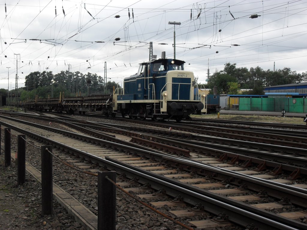 Aggerbahn 261 671-2 mit einem Schwellenzug in K�ln Kalk am 2.10.10