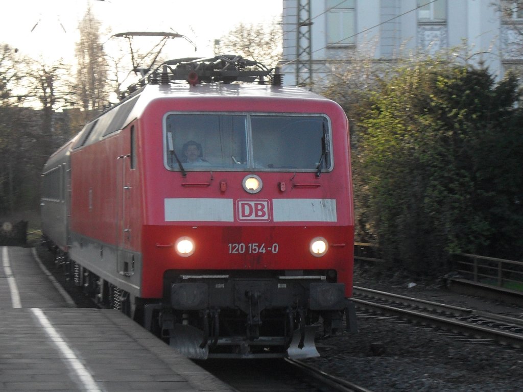 Am 01.04.10. f�hrt 120 154-0 mit einem IC in den Bonner Hbf ein.