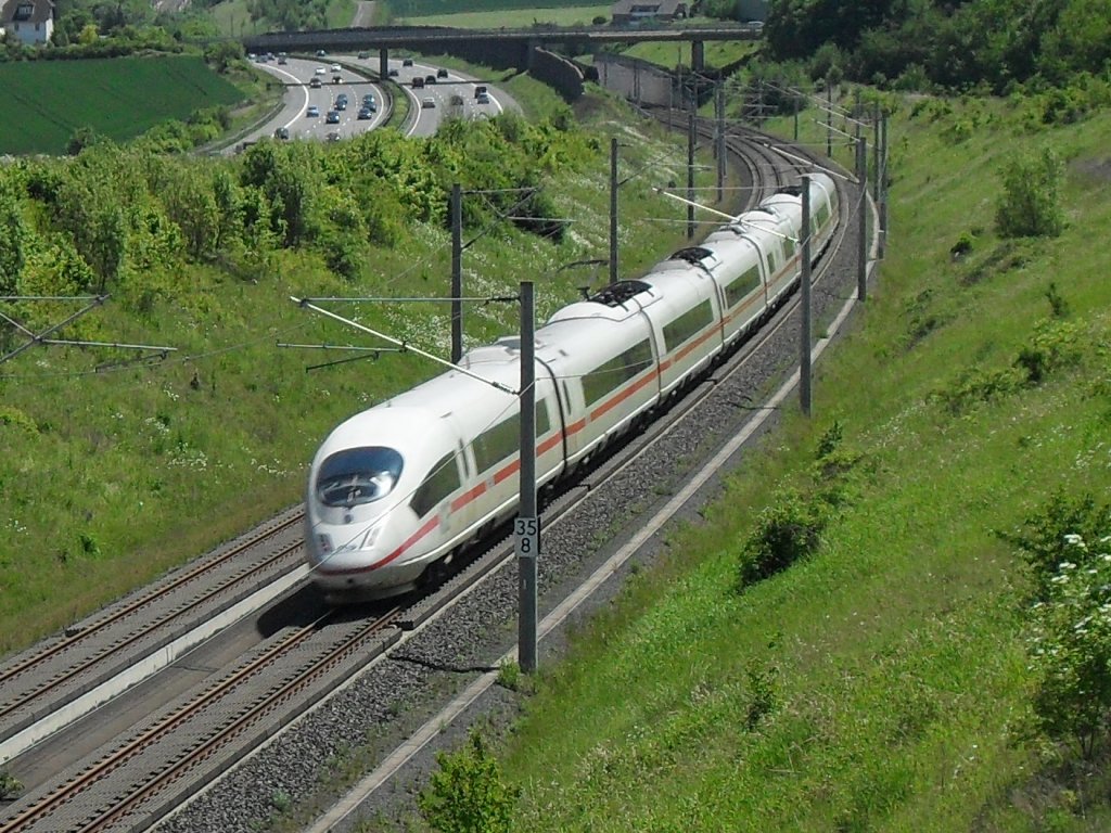 Am 03.06.10. donnert eine ICE 406 Garnitur durch das Pleistal.