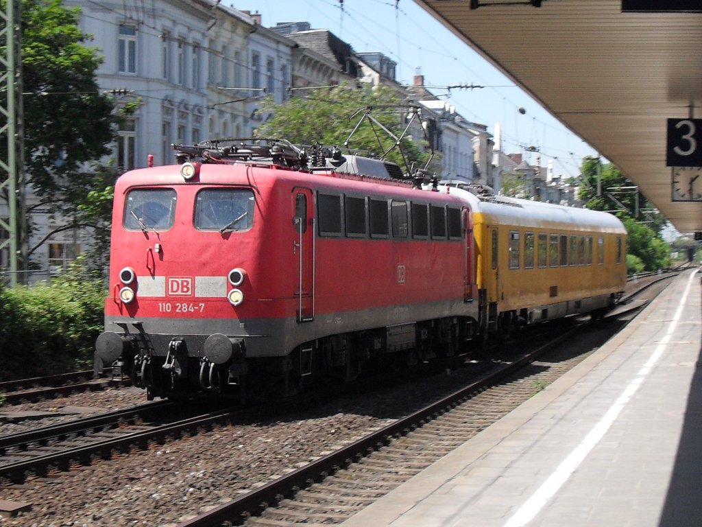 Am 04.06.10. durchf�hrt ein alter Messzug den Bonner Hbf.