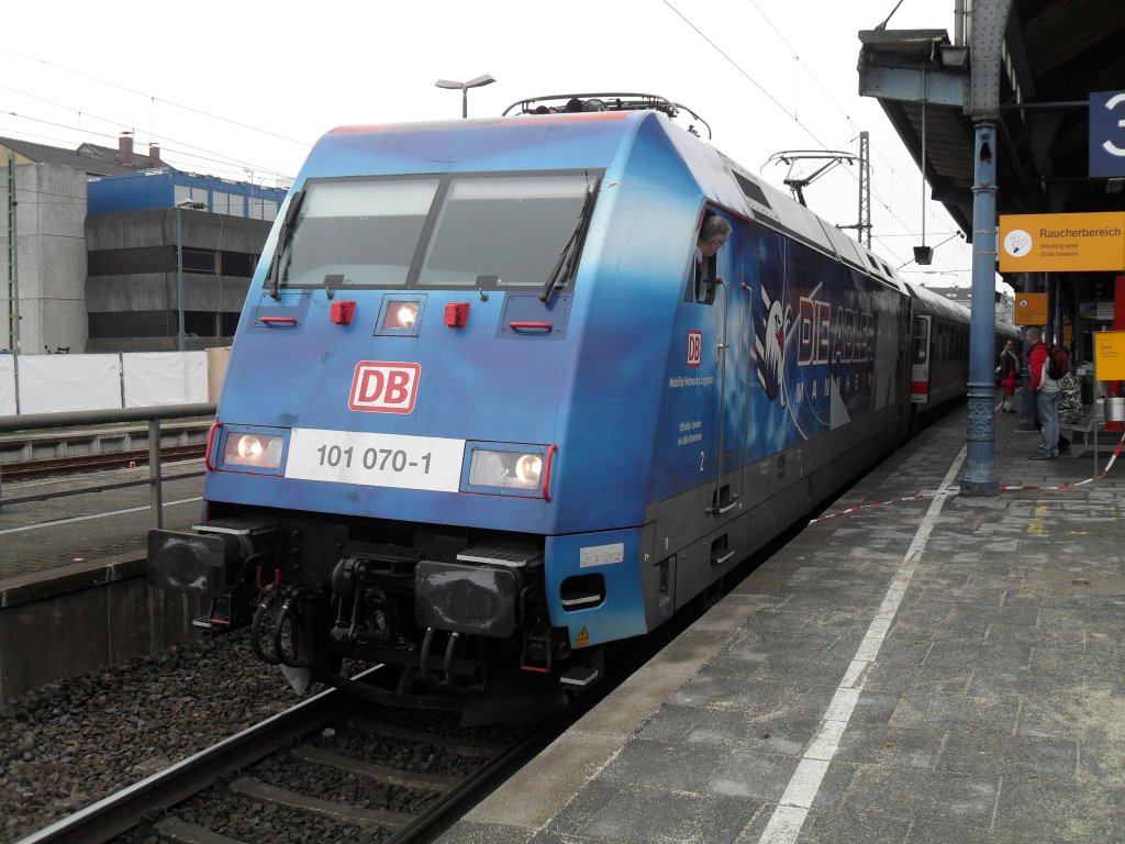 Am 06.02.10. steht 101 070-1 mit einem IC im Bonner Hbf.