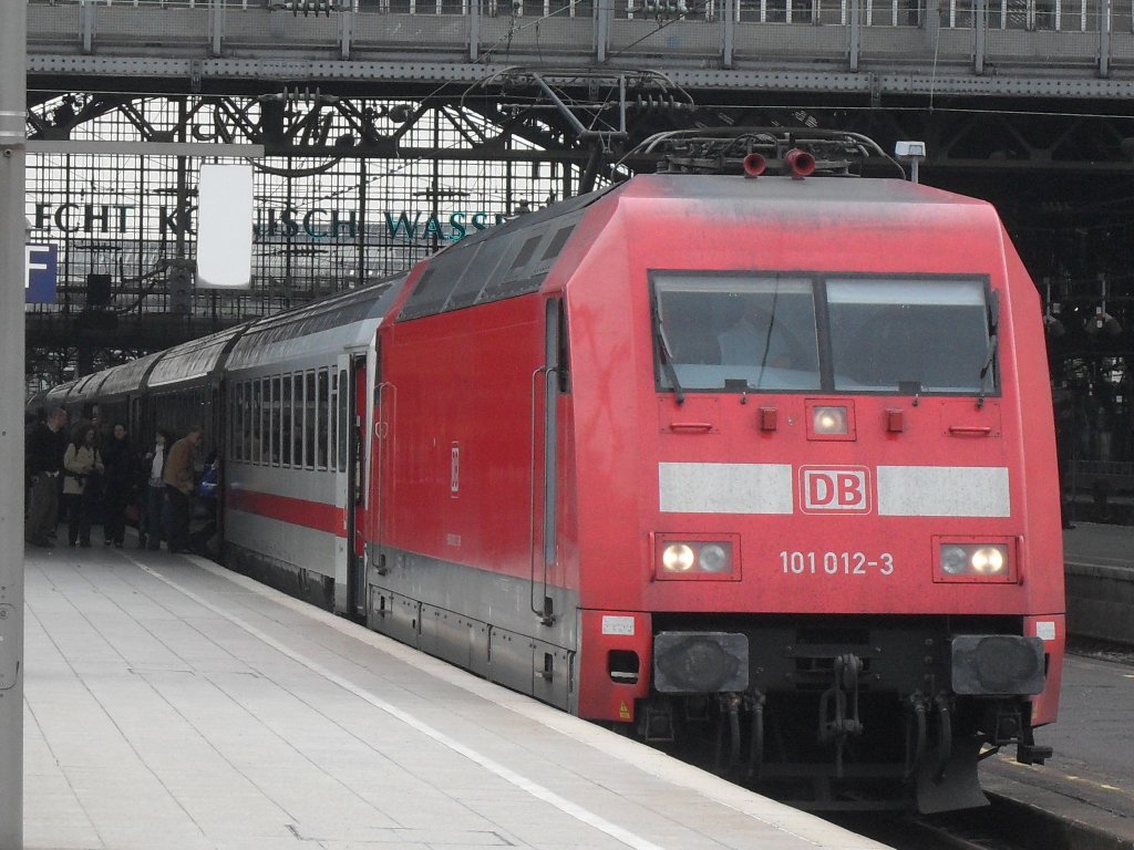 Am 08.05.10. steht 101 012-3 im K�lner Hbf mit einem IC nach Hamburg.