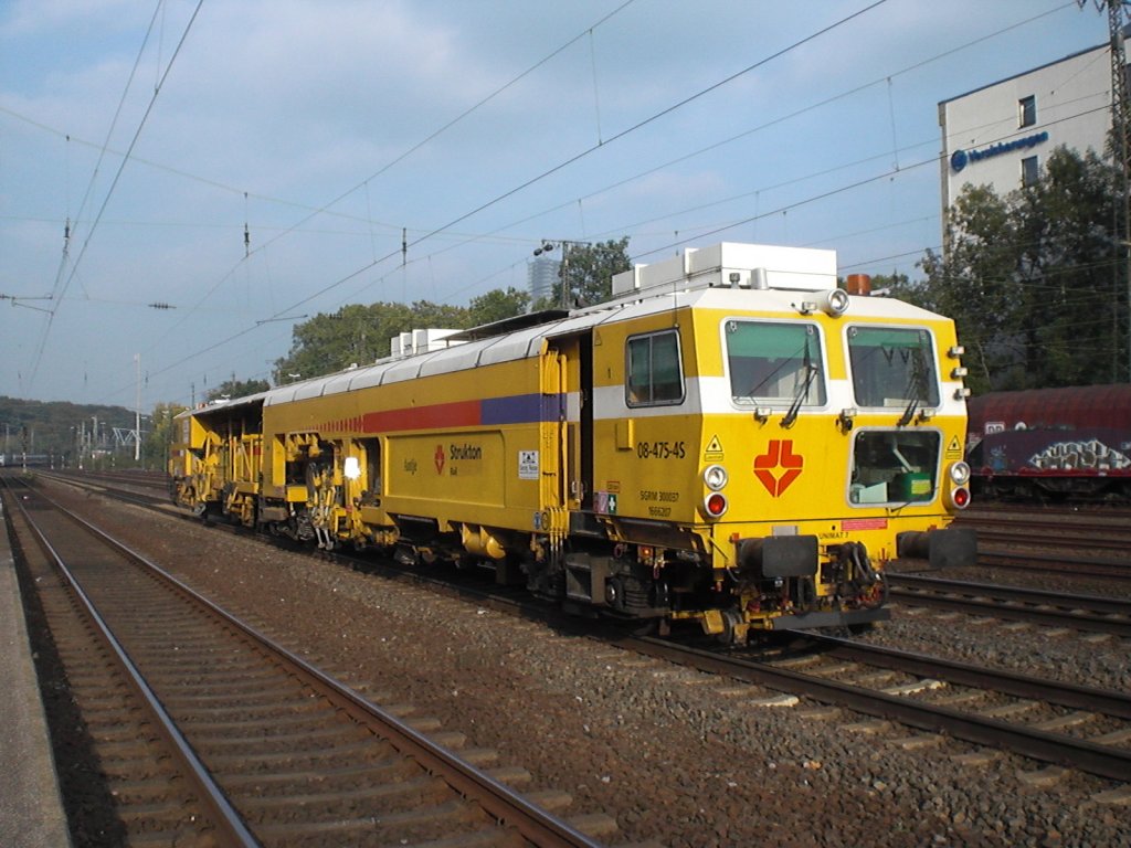 Am 18.10.2010 kam dieses Gleisbaufahrzeug von Staddon 08-475-4S in K�ln-West.