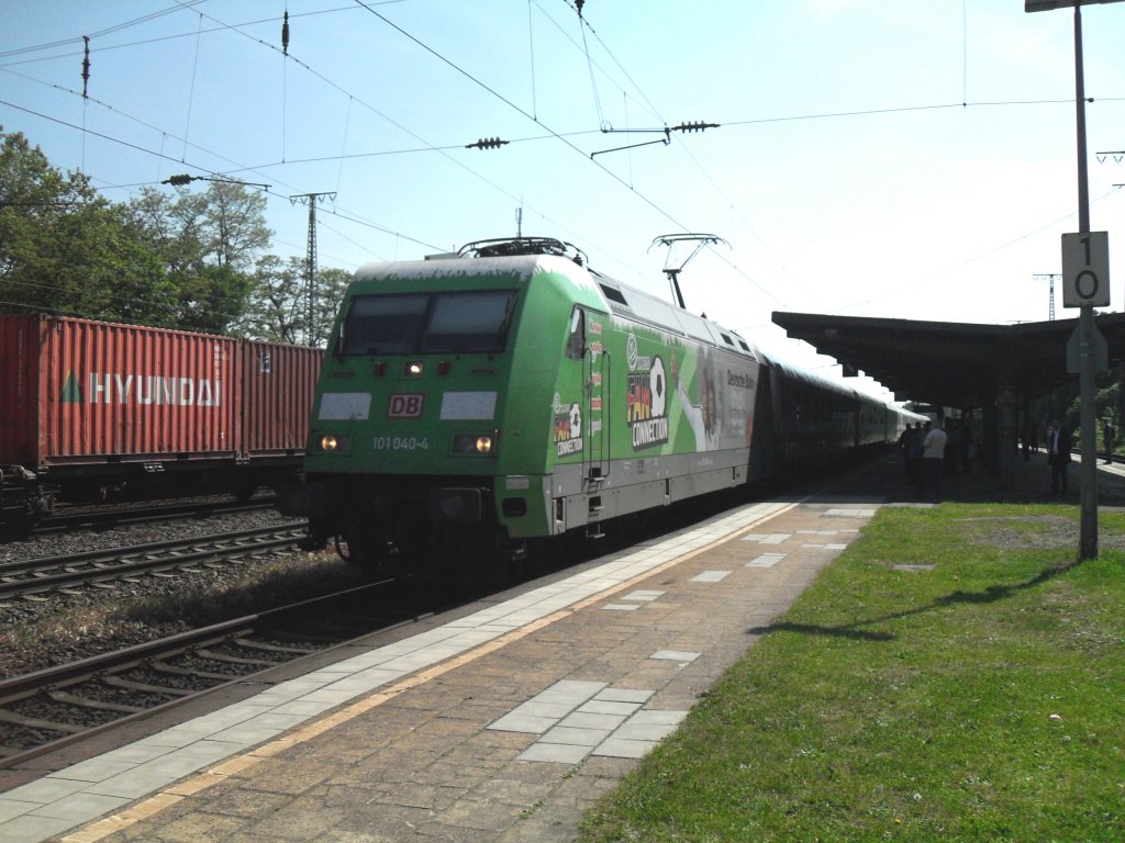 Am 22.05.10. durchf�hrt 101 040-4 (Kinderschokolade) den Bahnhof K�ln West in Richtung K�ln.