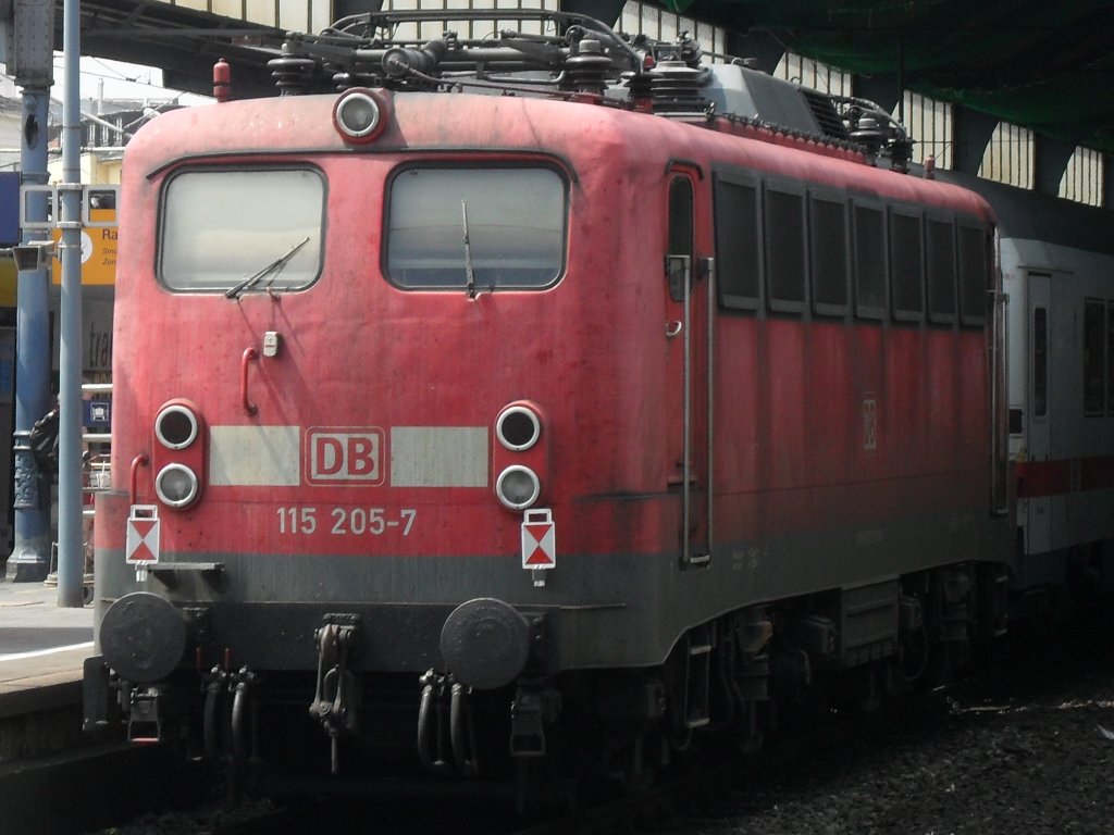 Am 4.7.10 stand 115 205-7 im Bonner Hbf.