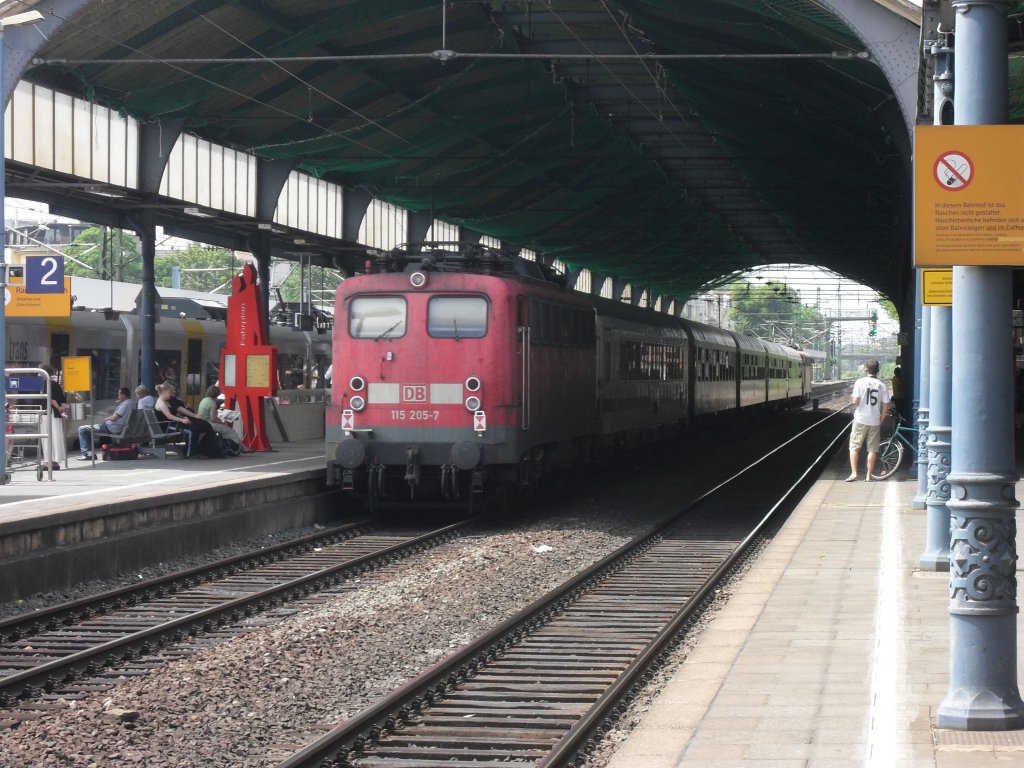 Am 4.7.10 stand 115 205-7 im Bonner Hbf.