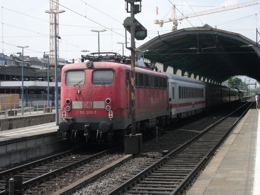 Am 4.7.10 stand 115 205-7 im Bonner Hbf.