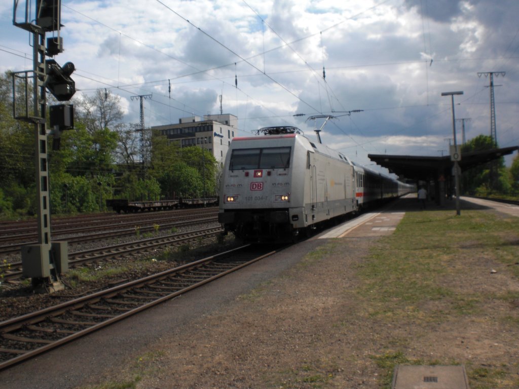 Br. 101 034-7 vor dem Ic bei der Durchfahrt in K�ln-West