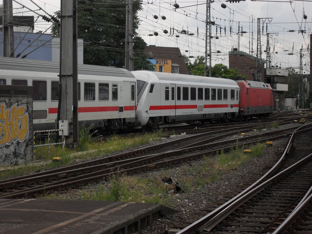 Br 101 mit Steuerwagen schieben einen IC im K�lner Hbf am 23.7.10