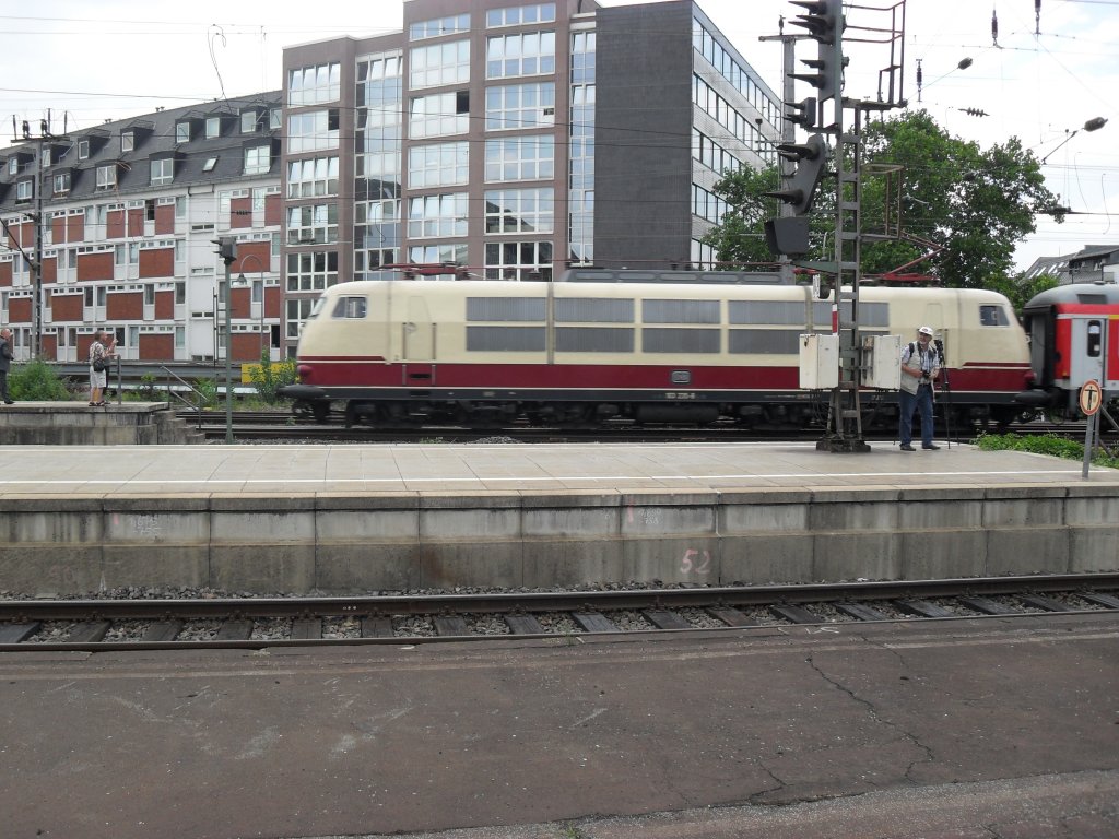 Br 103 bei der einfahrt in den K�lner Hbf am 23.7.10