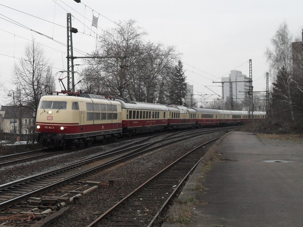 Br 103 mit TEE Wagen bei der durchfahrt durch den Bahnhof Beuel
