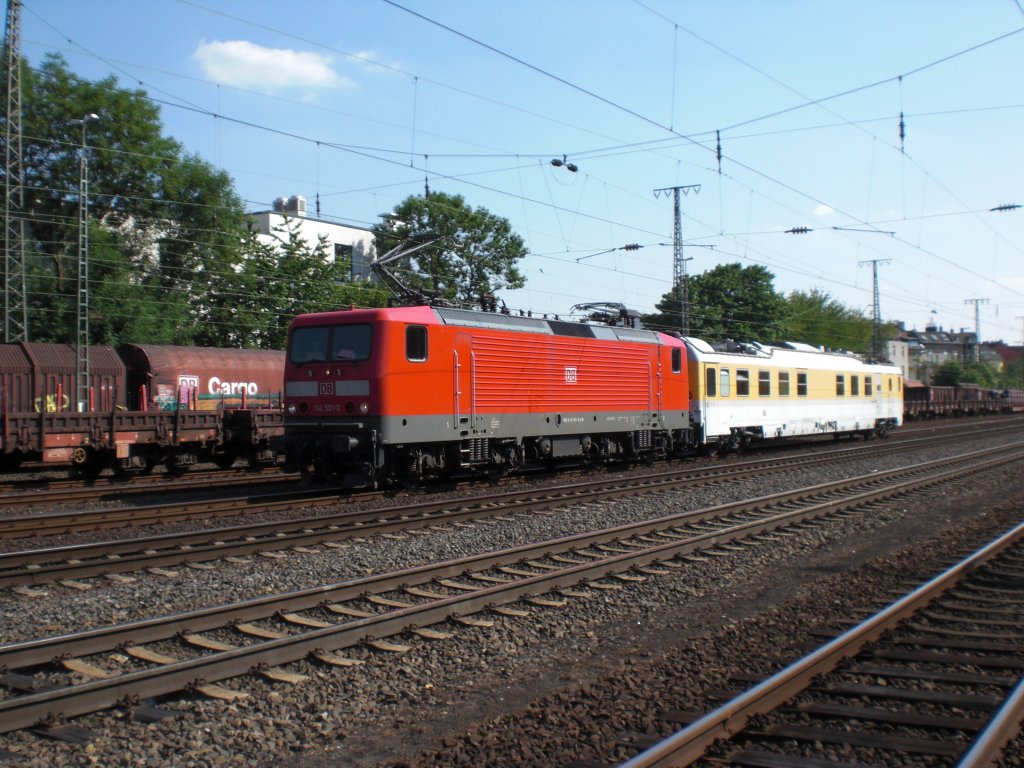 Br. 114 501-0 vor dem DB-Messzug in K�ln-West.