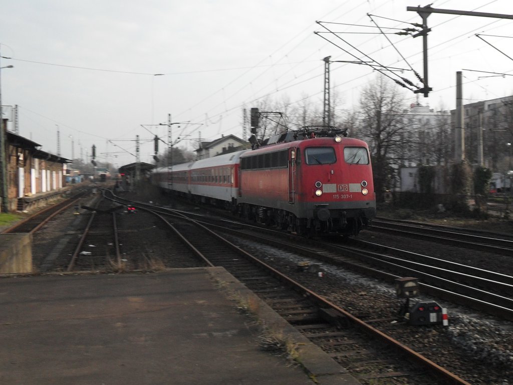 Br 115 mit DB Nachtzug bei der durchfahrt durch den Bahnhof Beuel