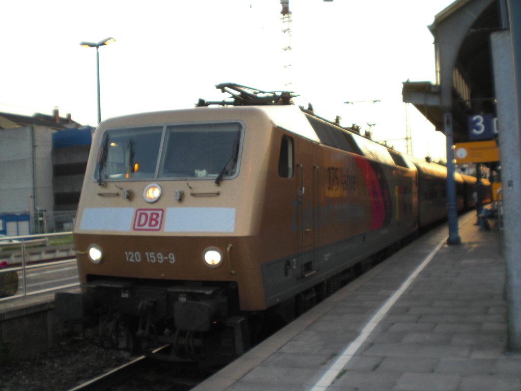 Br 120 159-9 mit 175 Jahre Deutsche Eisenbahn Werbung im Bahnhof Bonn
