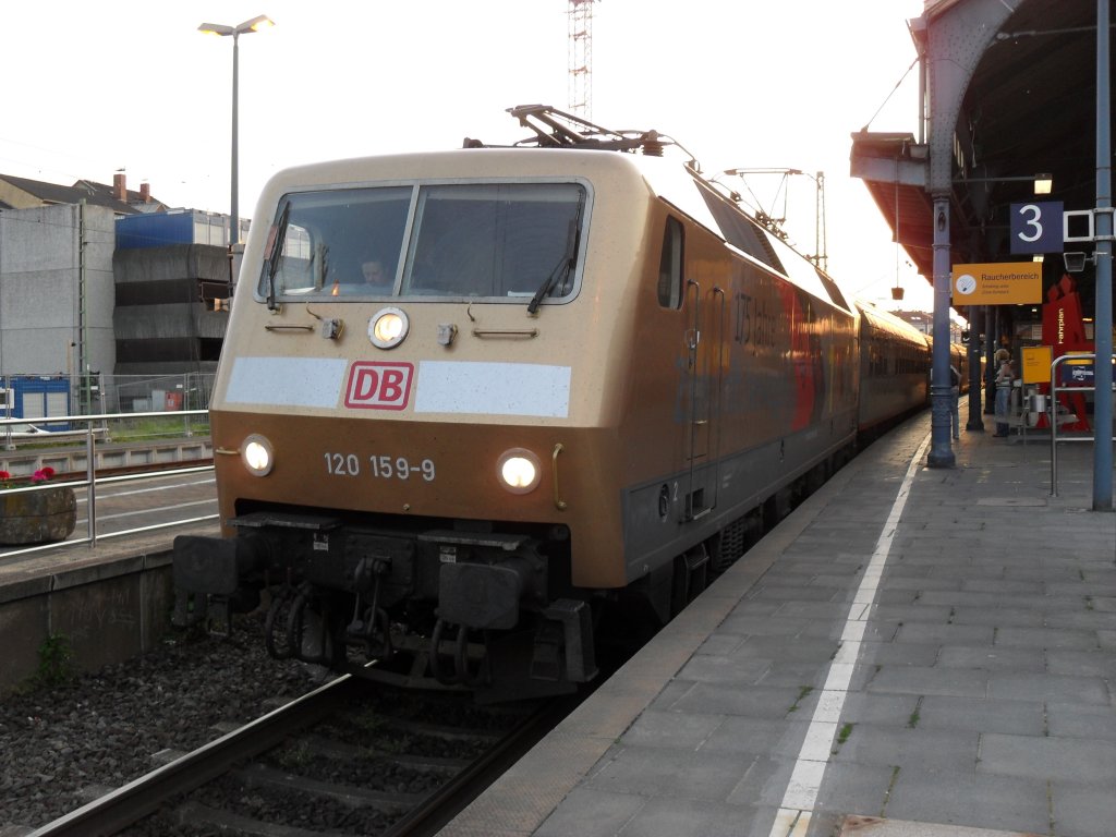 Br 120 mit 175 Jahre Deutsche Eisenbahn Werbung im Bonner Hbf am 5.6.10