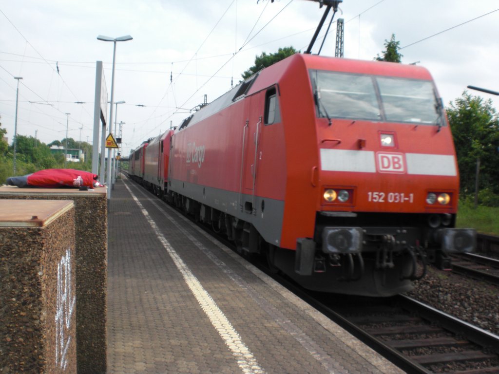 Br 152 031-1 vor einem kleinen Lokzug 