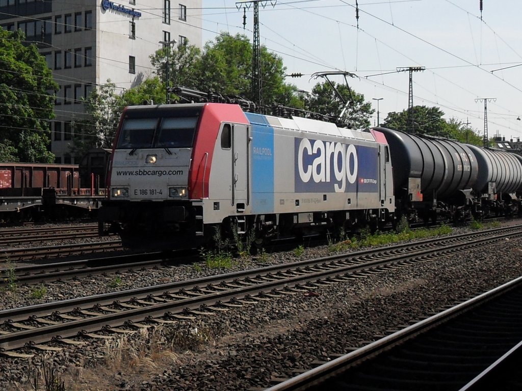 Br 186 von Railpool (vermietet an die SBB) in K�ln West am 5.6.10