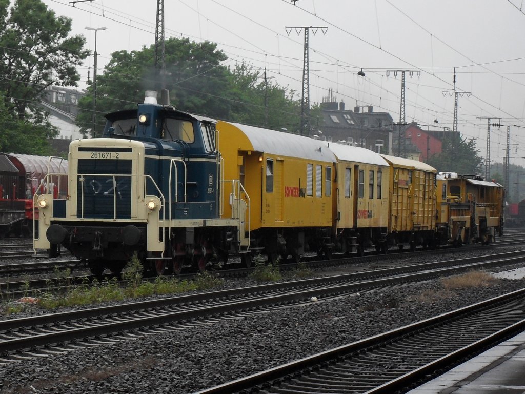 Br 261 mit einem Bauzug bei der durchfahrt durch K�ln West