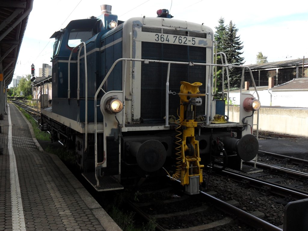 Br 364 von der RSE rangiert eine Br 185 von der LTE in Beuel vom Hauptgleis am 23.8.10