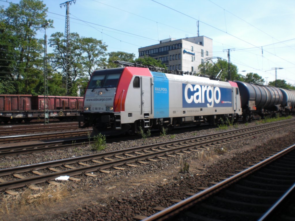 BR. E 186 181-4 vor einem Tankzug in K�ln-West 