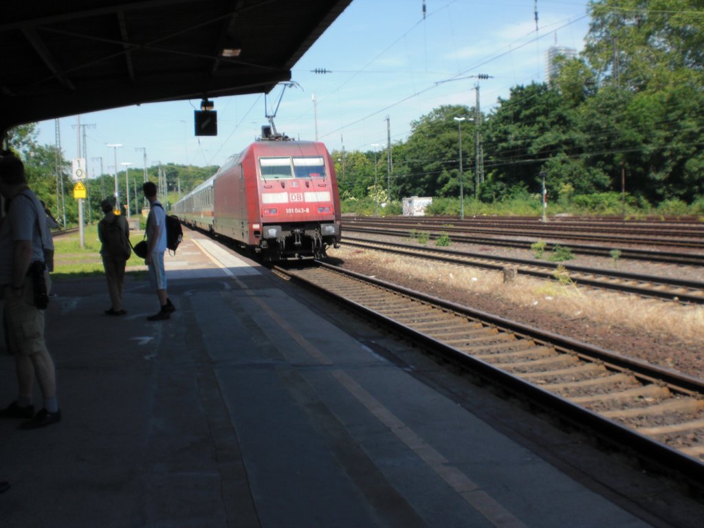 br.101 043-8 Vor dem IC und ehemalige Werbelok mit dieser Werbung:  DIN Norm f�r die Welt .