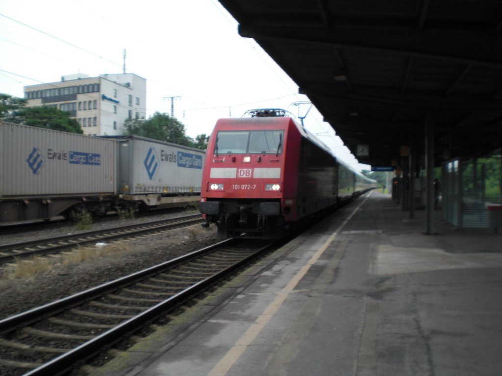 Br.101 072-7 Vor dem IC und ehemalige Werbelok mit deiser Werbung:  Baden-W�ttenberg .