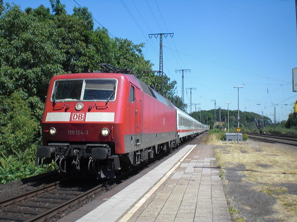 Br.120 124-3 vor dem IC in K�ln-West.