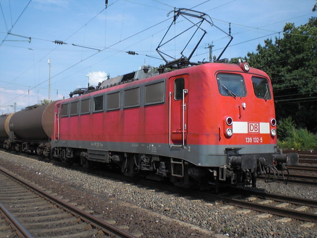 Br.139 132-5 vor einem Kesselzug in K�ln-West.