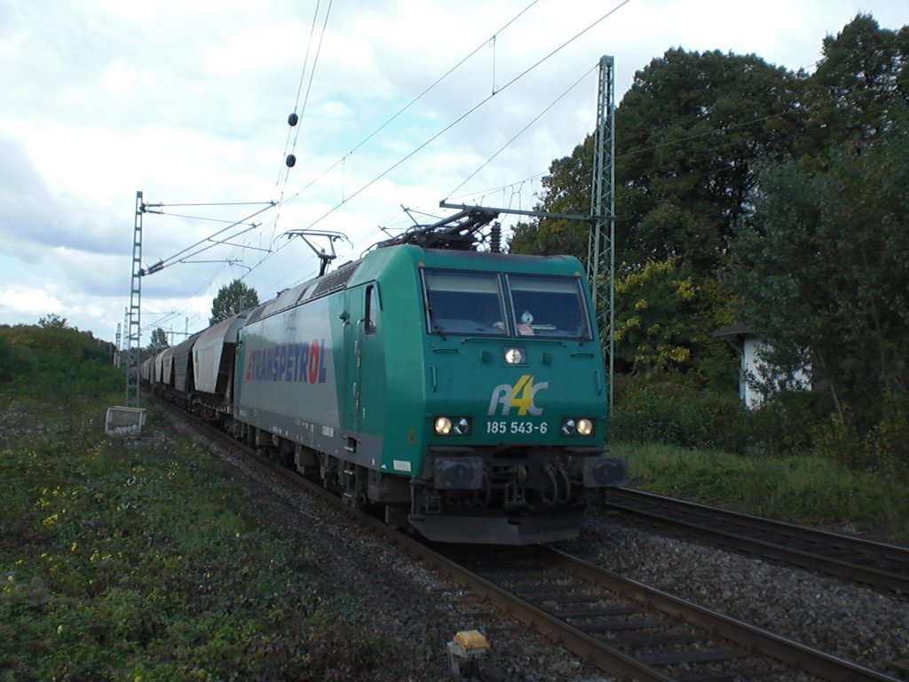 Br.185 543-6 von der (R4C) Rail4Chem mit der TRANSPETROL Werbung auf der Seite vor einem Getreidezug.