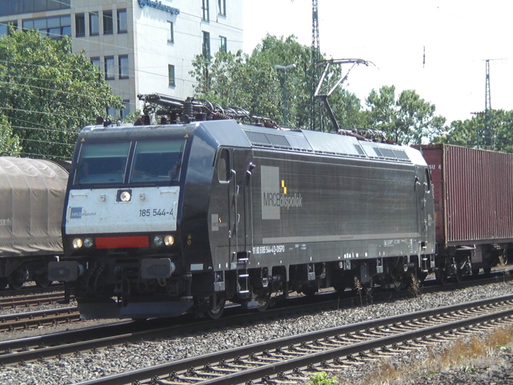 Br.185 544-4 von Der MRCEdispolok vor einem Containerzug in K�ln-West.