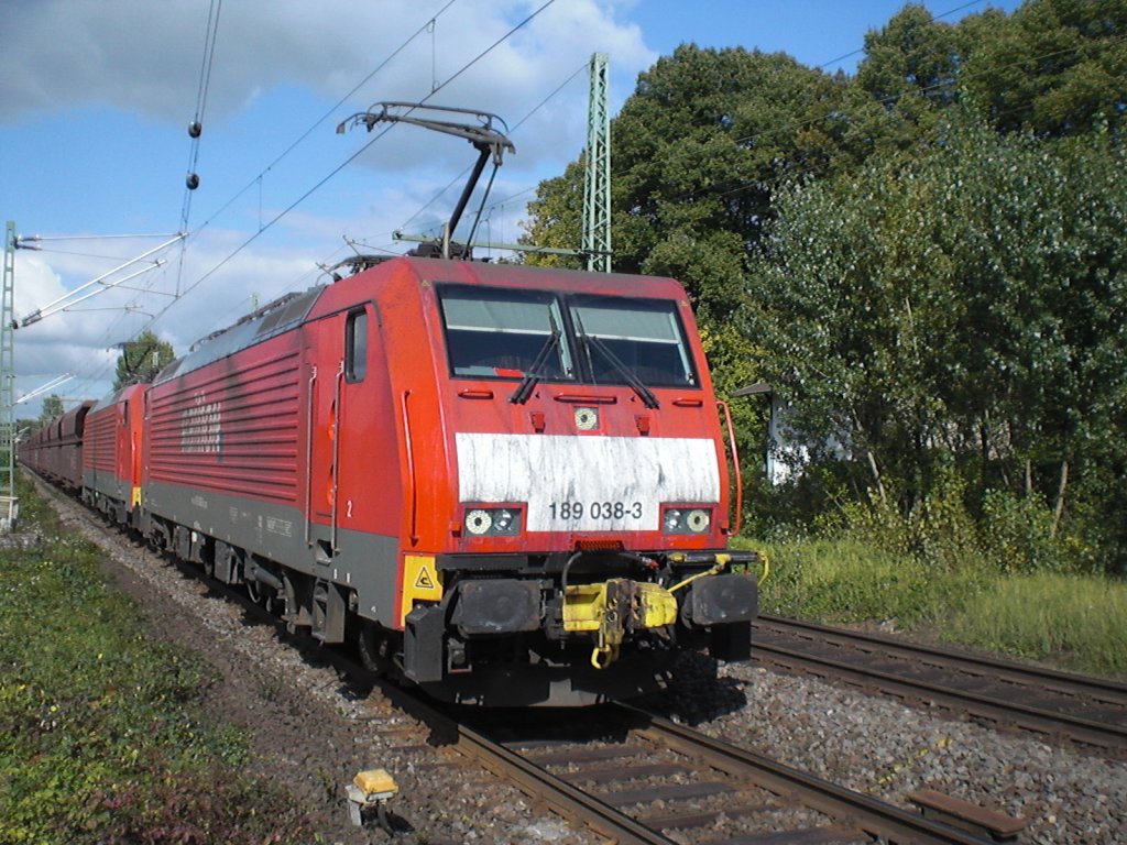 Br.189 038-3 mit Ak vor einem Erzbomber in Bonn-Oberkassel.