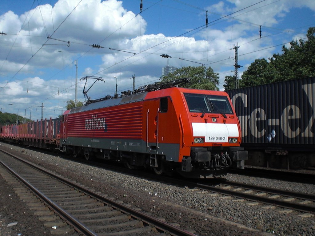 Br.189 048-2 vor einem Flachbodenwargenzug in K�ln-West.
