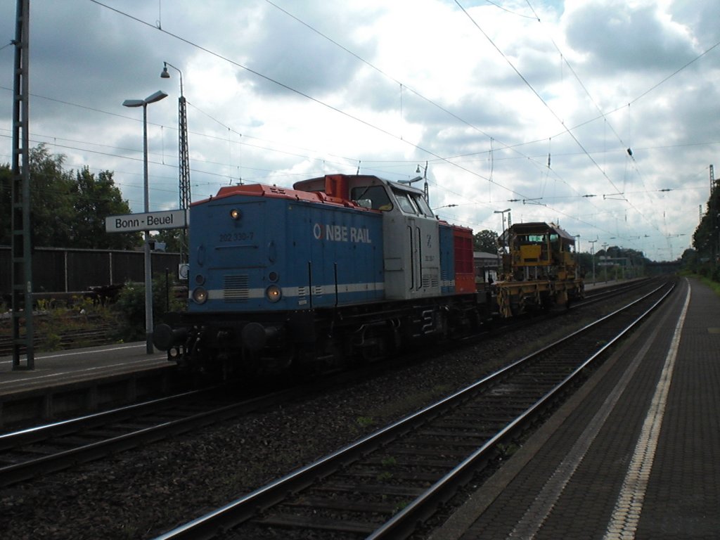 Br.202 330-7 von der (NBE) Nordbayerische Eisenbahngeselschafft vor einem Gleisbauzug in Bonn-Beuel.