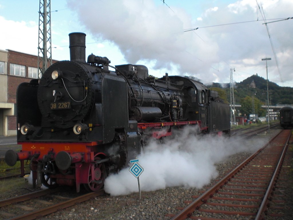 Br.38 2267 beim Ankuppeln von den Niedel�ndischen Personenwargongs am 25.09.2010 in K�nigswinter.