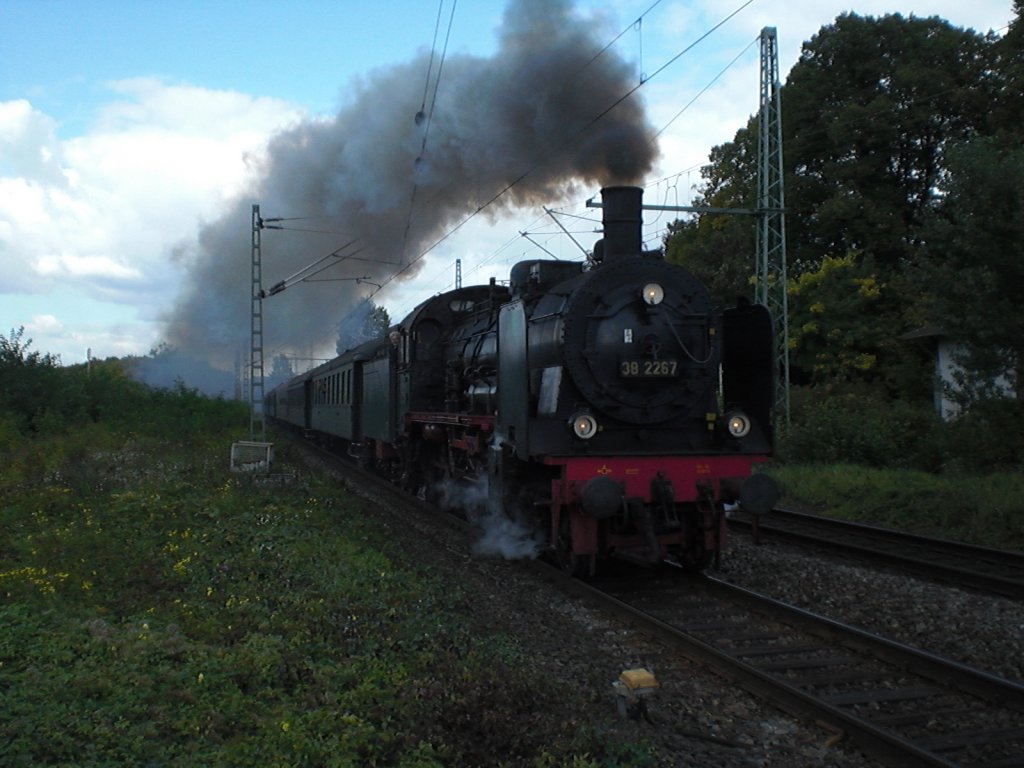 Br.38 2267 mit einem Sonderzug aus den Niederlanden am 25.09.2010 in Bonn-Oberkassel.