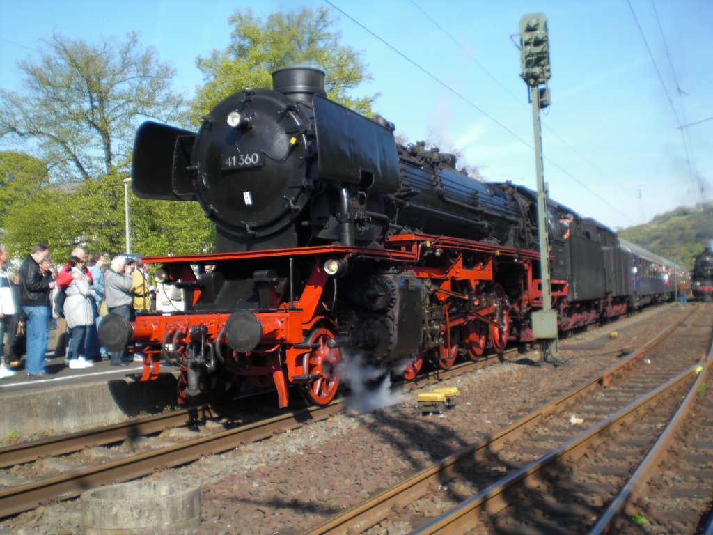 Br.41 360 vor einem Sonderzug in Linz am Rhein.
